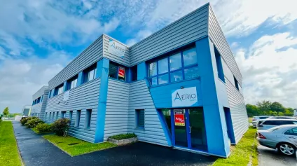 EXCLUSIVITÉ - A LOUER - LOCAUX D'ACTIVITES 240 m2 + 9 PARKINGS PRIVATIFS - Offre immobilière - Arthur Loyd
