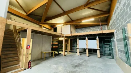 A VENDRE AXE PRIORITAIRE - LOCAUX D'ACTIVITÉS D'ENVIRON 233 m2 + 7 PARKING PRIVATIFS - Offre immobilière - Arthur Loyd