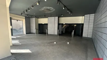 Local commercial à louer à Nîmes centre ville avec vitrine d angle - Offre immobilière - Arthur Loyd