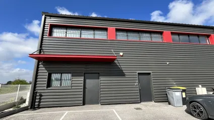 Local d activité à louer avec bureaux et sécurité à Gallargues le Montueux - Offre immobilière - Arthur Loyd