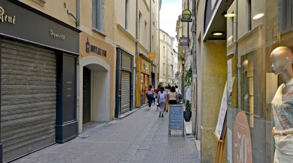Location local commercial Nîmes centre avec vitrine sur rue passante - Offre immobilière - Arthur Loyd