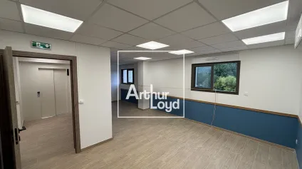 Bureau médical à louer à Vézénobres parking 90 places et accès PMR - Offre immobilière - Arthur Loyd