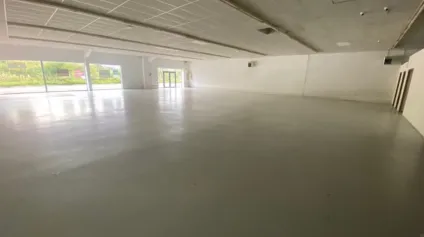  A VENDRE A LOUER - LOCAUX COMMERCIAUX 868 M² GOURVILY QUIMPER - Offre immobilière - Arthur Loyd