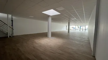 A LOUER - LOCAL COMMERCIAL DE 420,85M² - LORIENT - Offre immobilière - Arthur Loyd