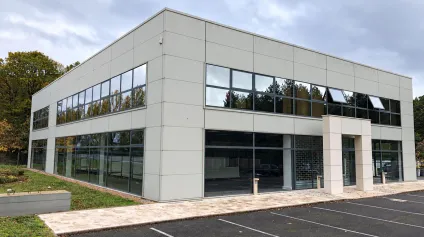 Bureaux de 206 m2 avec parkings à louer - Visibilité exceptionnelle le long de la RD 2020 - Offre immobilière - Arthur Loyd