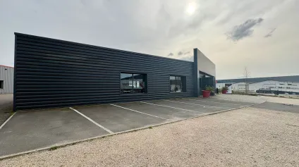 A VENDRE 345 m2 de bureaux avec visibilité dans la zone industrielle - SAINT JEAN DE LA RUELLE - Offre immobilière - Arthur Loyd