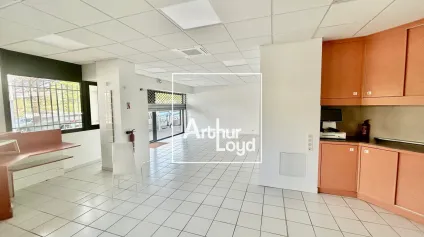 Location local commercial à Clapiers visibilité axe passant zone dynamique 90 m² - Offre immobilière - Arthur Loyd