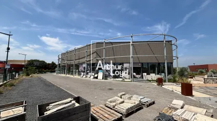 Locaux d activité à louer avec showroom à Fabrègues - surfaces divisibles et accessibles - Offre immobilière - Arthur Loyd