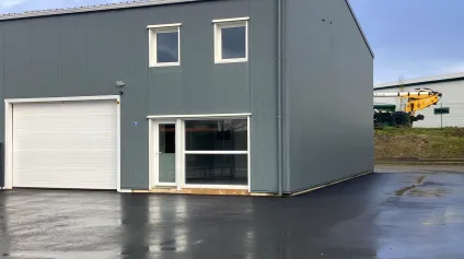 LOCATION - STOCKAGE - BUREAUX - 180 M2 - ST BREVIN - PORTE SECTIONNELLE - Offre immobilière - Arthur Loyd