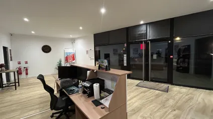 LOCAL - SHOWROOM - 460 M2 - TRIGNAC - Offre immobilière - Arthur Loyd