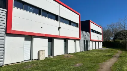 Location entrepôt bureaux 149 m2 à Saint-Nazaire accès porte sectionnelle - Offre immobilière - Arthur Loyd