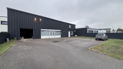 Entrepot à louer Nantes local avec bureaux et accès axes routiers - Offre immobilière - Arthur Loyd