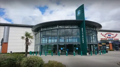 Location locaux commerciaux Trignac dans galerie Auchan avec parking - Offre immobilière - Arthur Loyd