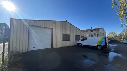 Bâtiment mixte à louer à Sainte-Luce-sur-Loire avec parkings en façade - Offre immobilière - Arthur Loyd