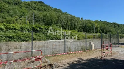 Location d'un terrain de 1400m² et d'une façade de 63 mètres ,clôturée - Offre immobilière - Arthur Loyd