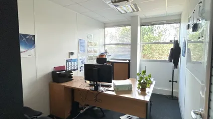 Bureaux à louer 204 m² Mérignac Parc Ariane sur site clos avec parking - Offre immobilière - Arthur Loyd