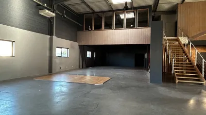 Local d'activités à louer à Mérignac 900 m² avec mezzanine et parking - Offre immobilière - Arthur Loyd
