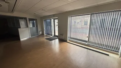 Bureaux à louer à Pessac centre avec vitrine - Proche gare et commerces - Offre immobilière - Arthur Loyd