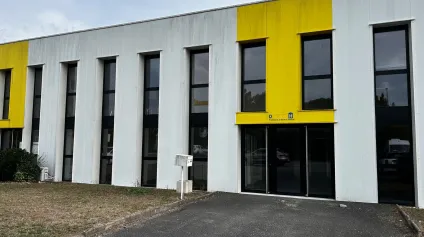Local d'activités à louer à Pessac avec bureaux mezzanine et parking commun - Offre immobilière - Arthur Loyd