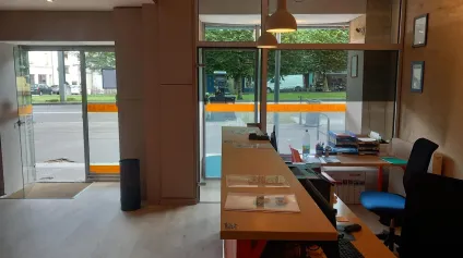 Bureaux à louer à Bordeaux Stalingrad avec façade vitrée et accès immédiat tram - Offre immobilière - Arthur Loyd