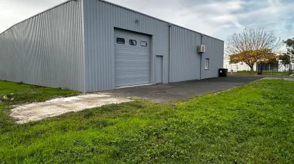Local d'activités en location à Blanquefort avec bureaux climatisés et parking - Offre immobilière - Arthur Loyd