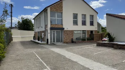 Bureaux à louer à Argenteuil site clos sécurisé et parkings privatifs - Offre immobilière - Arthur Loyd
