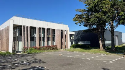 Locaux d activité à louer à Saint-Ouen-l'Aumône bâtiment rénové et lumineux - Offre immobilière - Arthur Loyd
