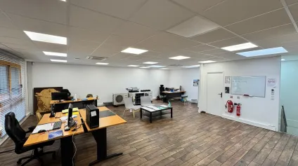 Bureaux à vendre investissement locatif Saint-Ouen-l’Aumône rénovés parking - Offre immobilière - Arthur Loyd