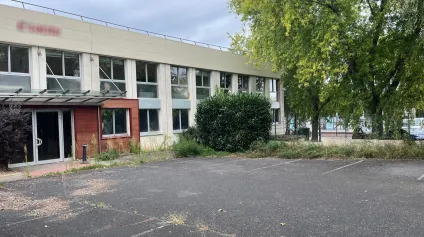 Bâtiment indépendant à louer ou vendre à Saint-Germain-en-Laye hauteur sous plafond 7,5 m - Offre immobilière - Arthur Loyd