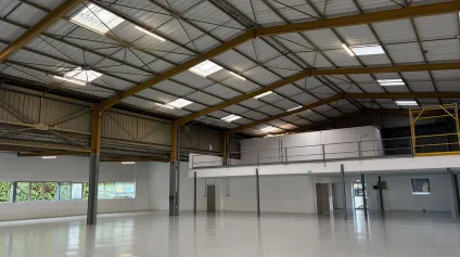 Bâtiment indépendant à louer à Saint-Ouen-l'Aumône avec accès camions - Offre immobilière - Arthur Loyd