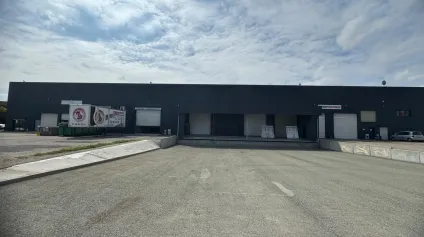 Local d'activités et bureaux à louer à Saint-Ouen-l'Aumône avec belle hauteur sous plafond - Offre immobilière - Arthur Loyd
