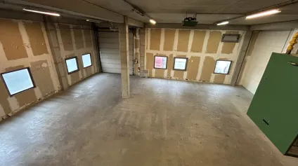 Locaux d'activité à louer Villeneuve-la-Garenne avec parking extérieur - Offre immobilière - Arthur Loyd