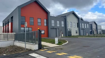 Locaux d'activité à louer à Gennevilliers proches RER C et parkings extérieurs - Offre immobilière - Arthur Loyd