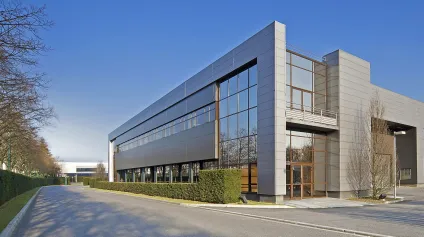 Entrepôts rénovés à louer 734 m² Villepinte bureaux climatisés - Offre immobilière - Arthur Loyd
