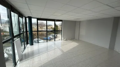 Bureaux lumineux à vendre ou à louer - ZA Les Paluds - Aubagne - Offre immobilière - Arthur Loyd