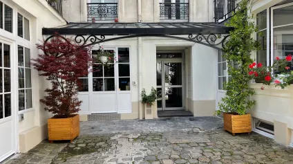 Bureaux opérés Paris 10 : Entrée privative et accès transports - Offre immobilière - Arthur Loyd