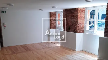 BUREAUX À LOUER À TOULOUSE CENTRE - 37 m² EN REZ-DE-CHAUSSÉE AVEC CHARME TOULOUSAIN - Offre immobilière - Arthur Loyd