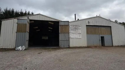 <br />A VENDRE - Bâtiment d'activité d'environ 480 m² avec terrain poids lourds<br /> - Offre immobilière - Arthur Loyd
