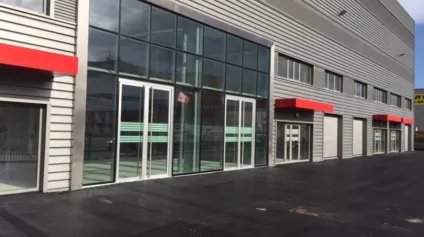 Locaux d activité à louer à Villeneuve la Garenne avec quais de déchargement - Offre immobilière - Arthur Loyd