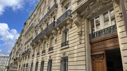 Bureaux à louer Paris 17 proche Arc de Triomphe dans immeuble haussmannien - Offre immobilière - Arthur Loyd