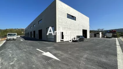 Locaux d'activité neufs de 1700 m² environ divisibles dès 100 m² à vendre Montauroux - Offre immobilière - Arthur Loyd