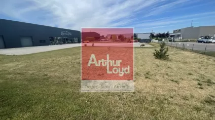 Terrain commercial en location idéalement placé - Offre immobilière - Arthur Loyd