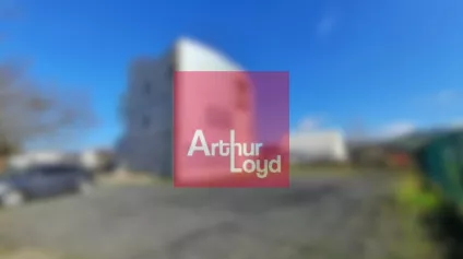 ISSOIRE A VENDRE ENSEMBLE IMMOBILIER BUREAUX ET TERRAIN A BATIR - Offre immobilière - Arthur Loyd