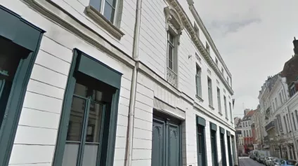 Dans un Hôtel Particulier, situé à l'entrée du centre ville de Lille, belle surface de bureaux lumineuse, avec 3 places de parking privatives. Vous bénéficierez d'une vue imprenable ... - Offre immobilière - Arthur Loyd
