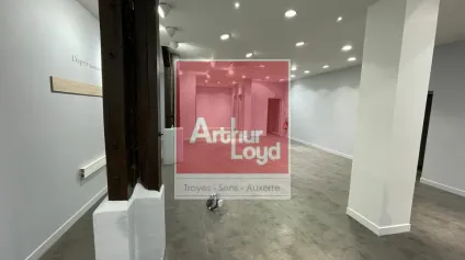 SENS- Local commercial de 290m2 en centre ville - Offre immobilière - Arthur Loyd