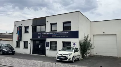 Colombes, bâtiment d'activité indépendant en excellent état, avec double-accès poids lourds - Offre immobilière - Arthur Loyd