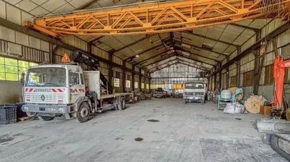 vaste bâtiment de stockage - entrepôt - important hauteur au faitage - impasse - cour attenante - Offre immobilière - Arthur Loyd