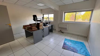 TOURS OUEST - LA RICHE - A LOUER BUREAU DE 16 M² AU 1ER ETAGE - STATIONNEMENT FACILE - Offre immobilière - Arthur Loyd