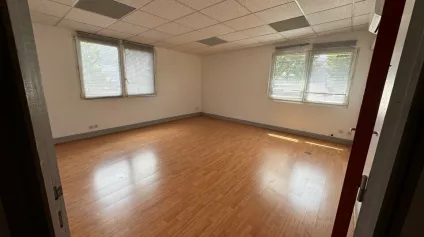TOURS EST - MONTLOUIS CONNEUIL - A LOUER - BUREAUX 135 M² - PARKING FACILE - Offre immobilière - Arthur Loyd
