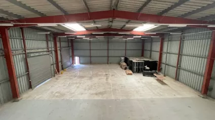 Nouveauté - Locaux d'activité de 1500 m2 environ à la location, à 15 min entre Soissons et Château-Thierry. Parking VL, accès PL et cour extérieure. Site clôturé avec portail él... - Offre immobilière - Arthur Loyd